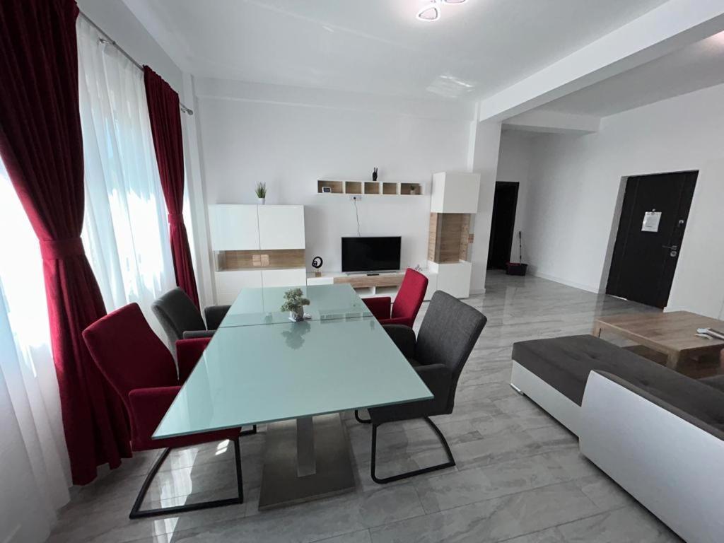 Marvellous Aparthotel With Master Apartments Suceava Ngoại thất bức ảnh